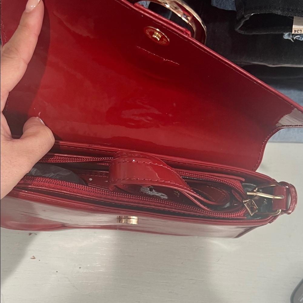Elegant Red Patent Leather Shoulder Bag - Picture 2 of 3